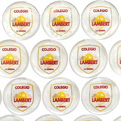 Logo a color con resina (Dome) de protección. 2,5 cms de diámetro. Pack de 54 piezas.